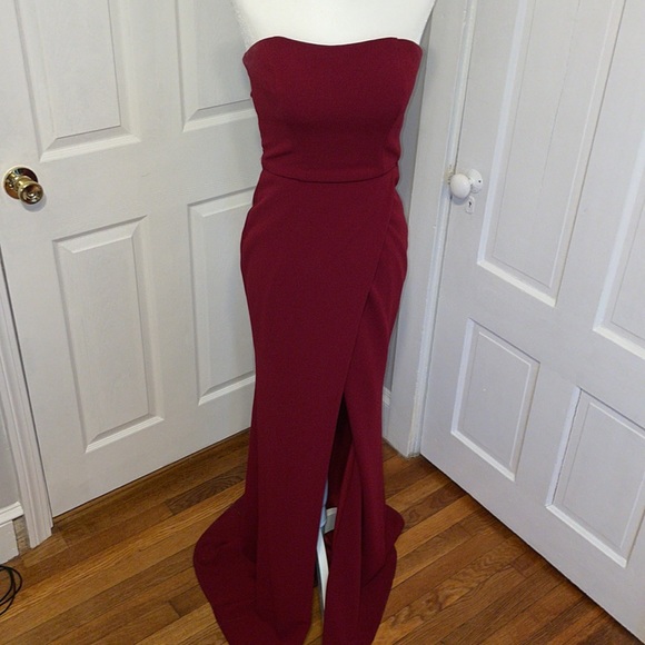 La Femme Dresses & Skirts - BURGUNDY strapless La Femme Evening gown